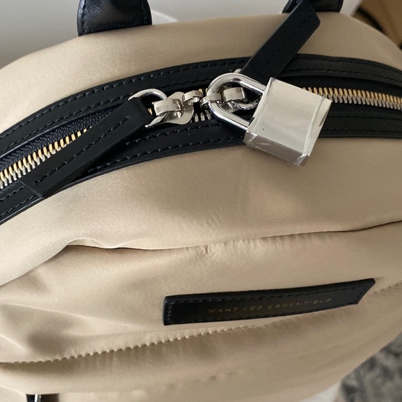 Want Les Essentiels Piper Backpack ✨ two tone zipper x lock x keys - Picture 3 of 17